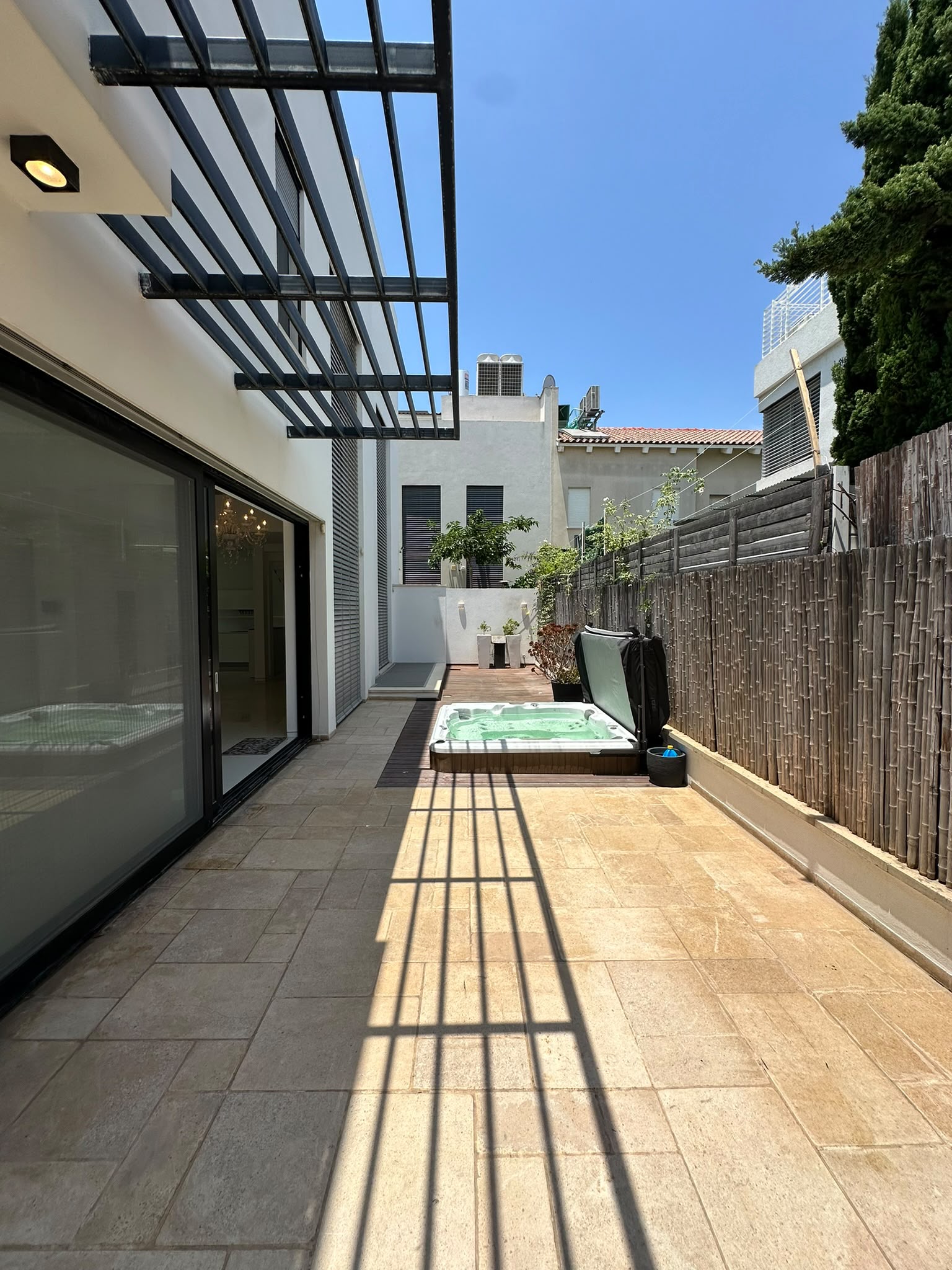 Villa for rent in Herzliya B — An elegant villa combining open-plan living spaces.