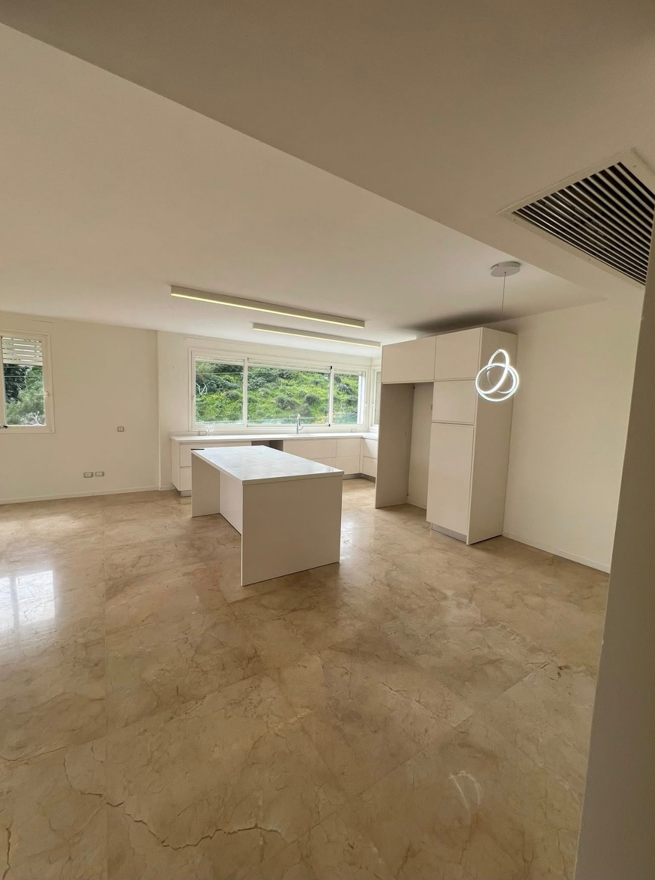 Penthouse for rent in Herzliya B — Stunning and exceptionally spacious penthouse
