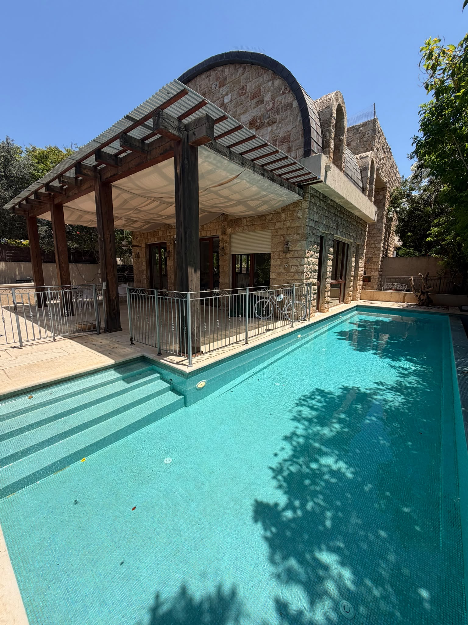Villa for sale & rent in Kfar Shmaryahu — A classic Mediterranean-style villa in Kfar Shmaryahu